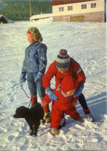 Carica l&#39;immagine nel visualizzatore di Gallery, Cartolina bambini con cane sulla neve 37853/10 Edizione AR