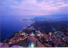 Carica l&#39;immagine nel visualizzatore di Gallery, Cartolina Taormina Panorama da Castel Mola (34382) Kina Italia