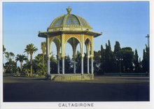 Carica l&#39;immagine nel visualizzatore di Gallery, Cartolina Caltagirone - Villa Comunale;il palco (54643) Kina Italia Milano