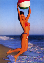 Carica l&#39;immagine nel visualizzatore di Gallery, Cartolina Fantasia Italcards (S/108) - Ragazza in spiaggia con palla tricolore