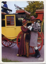 Carica l&#39;immagine nel visualizzatore di Gallery, Cartolina Postcard Coppia in Costumi Ottocenteschi con Carrozza d&#39;Epoca - Garami