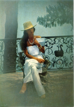 Carica l&#39;immagine nel visualizzatore di Gallery, Cartolina Postcard Donna su sedia 2/1246/D Garami Milano Anni &#39;80