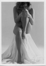 Carica l&#39;immagine nel visualizzatore di Gallery, Cartolina Fantasia Italcards B/N (9810280) - Donna su sgabello