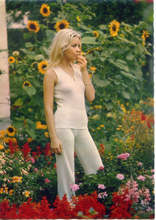 Carica l&#39;immagine nel visualizzatore di Gallery, Cartolina Donna in Bianco in Mezzo ai Fiori (6a) (922) Cecami