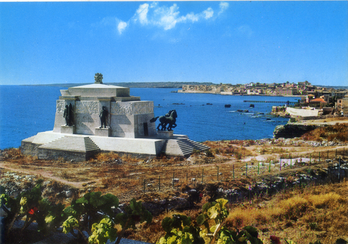 Cartolina Siracusa Monumento ai Combattenti d'Africa e Panorama (27137)Rotalcol.