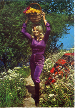 Carica l&#39;immagine nel visualizzatore di Gallery, Cartolina Donna in Campagna con Cesto di Fiori Sopra la Testa (916) Cecami (3)