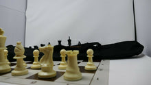 Carica l&#39;immagine nel visualizzatore di Gallery, Astuccio con scacchi e scacchiera