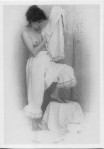 Cartolina Fantasia Italcards B/N (9810303) - Nudo di Donna con brocca e bacinella