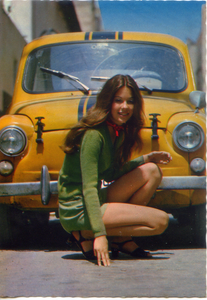 Cartolina Donna in Verde con Fiat 500 Gialla con Fascia Blu (3b) (922) Cecami