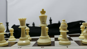 Astuccio con scacchi e scacchiera
