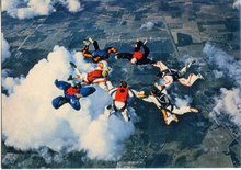Carica l&#39;immagine nel visualizzatore di Gallery, Cartolina Sport Paracadutismo - Paracadutisti in cerchio - Gmc (132)