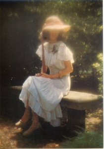 Cartolina Postcard Donna su Panchina in pietra 2/1246/B  Garami Milano Anni '80