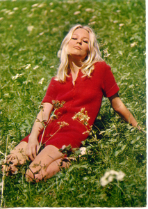 Cartolina Donna in Rosso Inginocchiata sull'Erba (5b) (922) Cecami