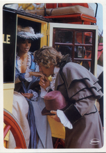 Carica l&#39;immagine nel visualizzatore di Gallery, Cartolina Postcard Coppia in Costumi Ottocenteschi con Carrozza d&#39;Epoca - Garami