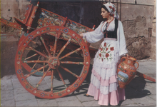 Carica l&#39;immagine nel visualizzatore di Gallery, Cartolina Costumi Siciliani Ragazza con anfora e carretto (18/40) Garami