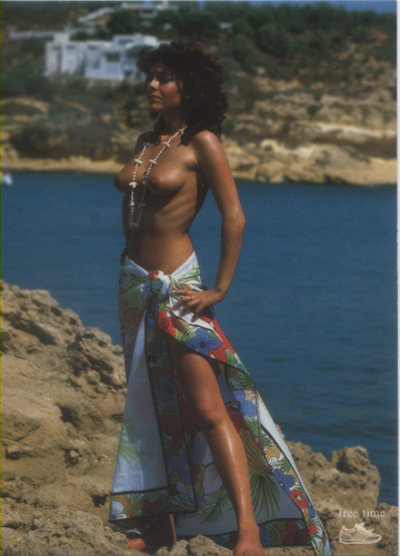 Cartolina Collezione Free Time (527) Nudo di Donna al mare con collana e pareo