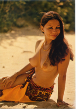 Carica l&#39;immagine nel visualizzatore di Gallery, Cartolina Nudo di Donna Seduta su Sabbia - Kina Italia F/620 (10)