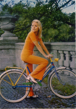 Carica l&#39;immagine nel visualizzatore di Gallery, Cartolina Donna in Completo Arancione su Bicicletta (2b) (922) Cecami