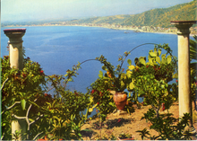 Carica l&#39;immagine nel visualizzatore di Gallery, Cartolina Taormina con vista su Naxos (019/3) Continental S.r.l. anni &#39;60