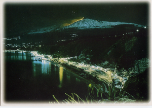 Cartolina Etna in Eruzione e la Baia di Naxos (50248) Kina Italia