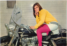 Carica l&#39;immagine nel visualizzatore di Gallery, Cartolina Postcard Ragazza su Motocicletta Harley Davidson - Garami Milano (52)