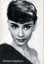 Carica l&#39;immagine nel visualizzatore di Gallery, Cartolina Audrey Hepburn - Garami Milano