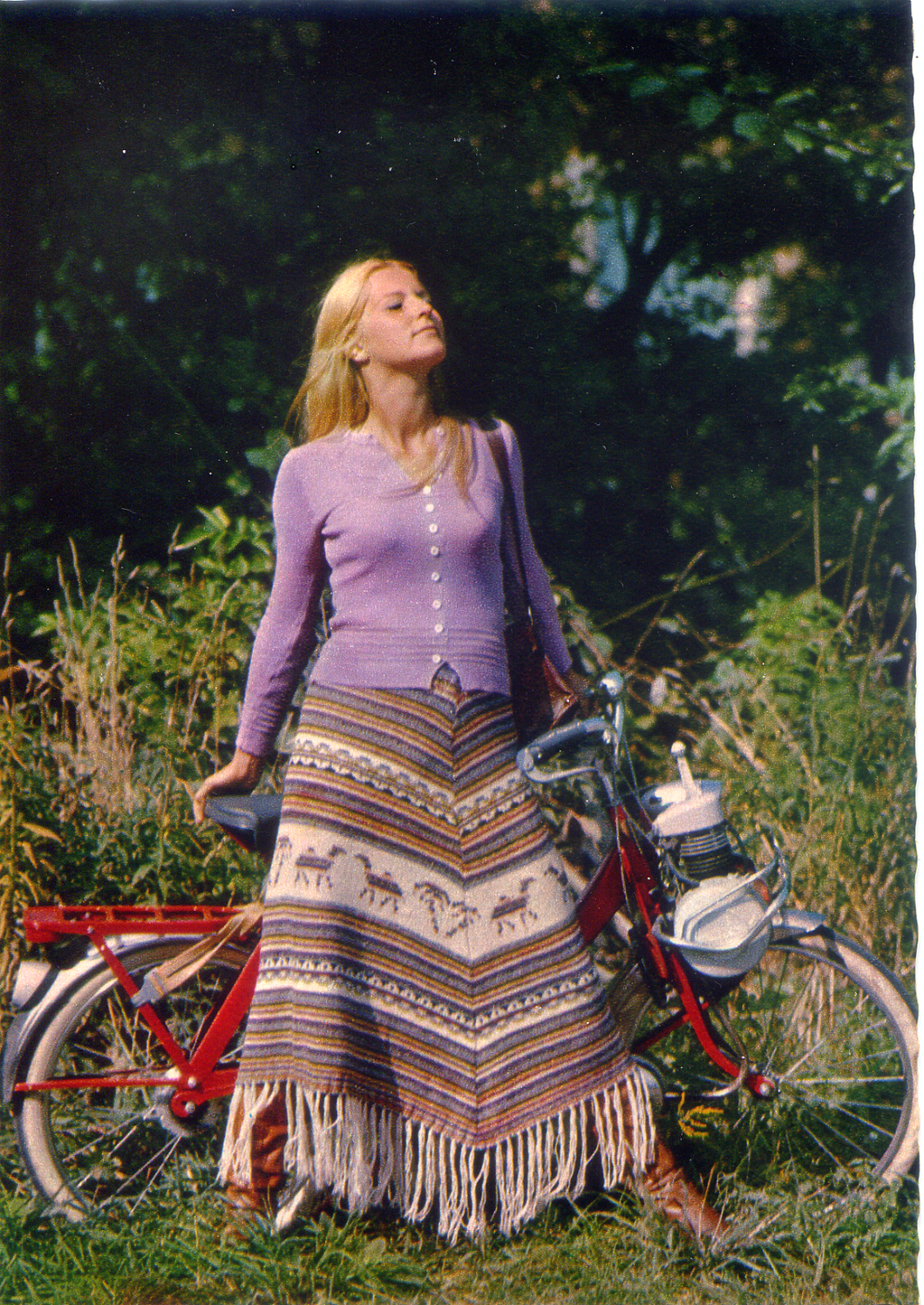 Cartolina Donna all'Aperto con Bici (1b) (922) Cecami
