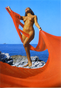 Cartolina Nudo di Donna sulle Rocce con Tessuto Rosso- Kina Italia F/585 (1)