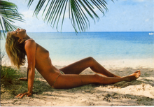 Carica l&#39;immagine nel visualizzatore di Gallery, Cartolina Nudo di Donna sulla Spiaggia - Kina Italia F/638(7)