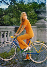Carica l&#39;immagine nel visualizzatore di Gallery, Cartolina Donna in Completo Arancione su Bicicletta (2a) (922) Cecami