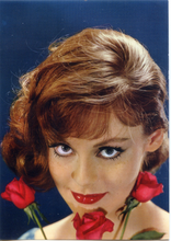 Carica l&#39;immagine nel visualizzatore di Gallery, Cartolina Ragazza Rossa con Rose Rosse - Rotalcolor Milano Vintage
