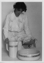 Carica l&#39;immagine nel visualizzatore di Gallery, Cartolina Fantasia Italcards B/N (9810300) - Donna con bacinella e caraffa