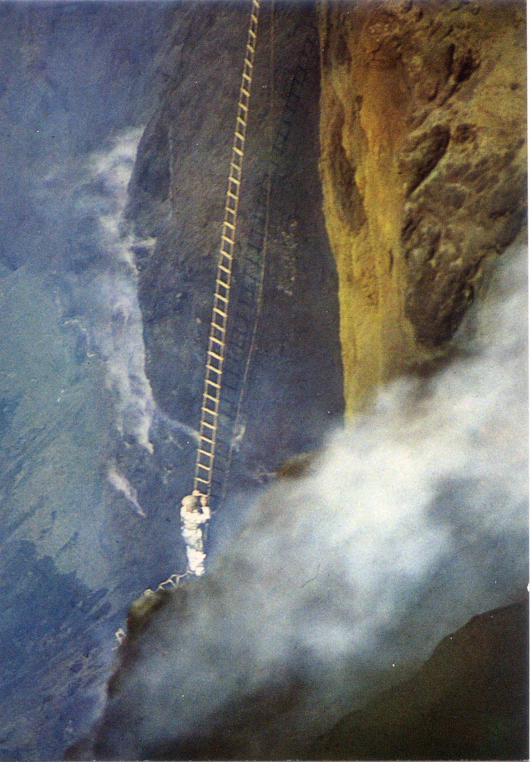 Cartolina Etna Antonio Nicoloso si cala nella bocca del cratere centrale (506)