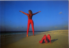 Carica l&#39;immagine nel visualizzatore di Gallery, Cartolina Fantasia Italcards (S/110) - Ragazza e Scarpe rosse in Spiaggia