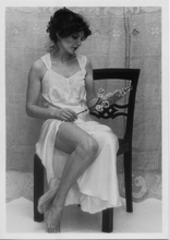 Carica l&#39;immagine nel visualizzatore di Gallery, Cartolina Fantasia Italcards B/N (9810299) - Donna con fiori su sedia