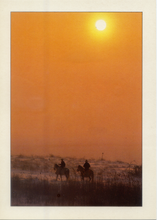 Carica l&#39;immagine nel visualizzatore di Gallery, Cartolina Uomini a Cavallo al Tramonto (N/1006) Italcards Foto Mario Rebeschini