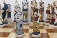 Carica l&#39;immagine nel visualizzatore di Gallery, Set Scacchi Spartakus con pezzi in polvere di marmo e scacchiera in legno