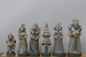 Set Scacchi Fantasy con pezzi in polvere di marmo e scacchiera in legno