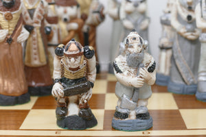 Set Scacchi Fantasy con pezzi in polvere di marmo e scacchiera in legno