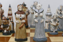 Carica l&#39;immagine nel visualizzatore di Gallery, Set Scacchi Fantasy con pezzi in polvere di marmo e scacchiera in legno